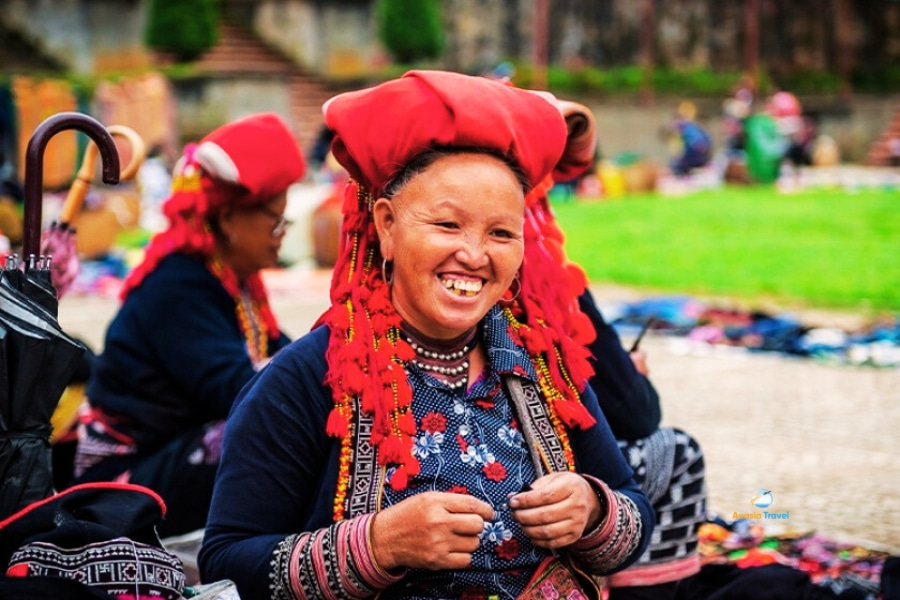 Ethnic minority woman smiling at Sapa market in Vietnam – Auasia Travel